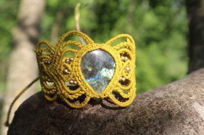 Gelbes mit Macramee Armband eingefasstem Labradorit