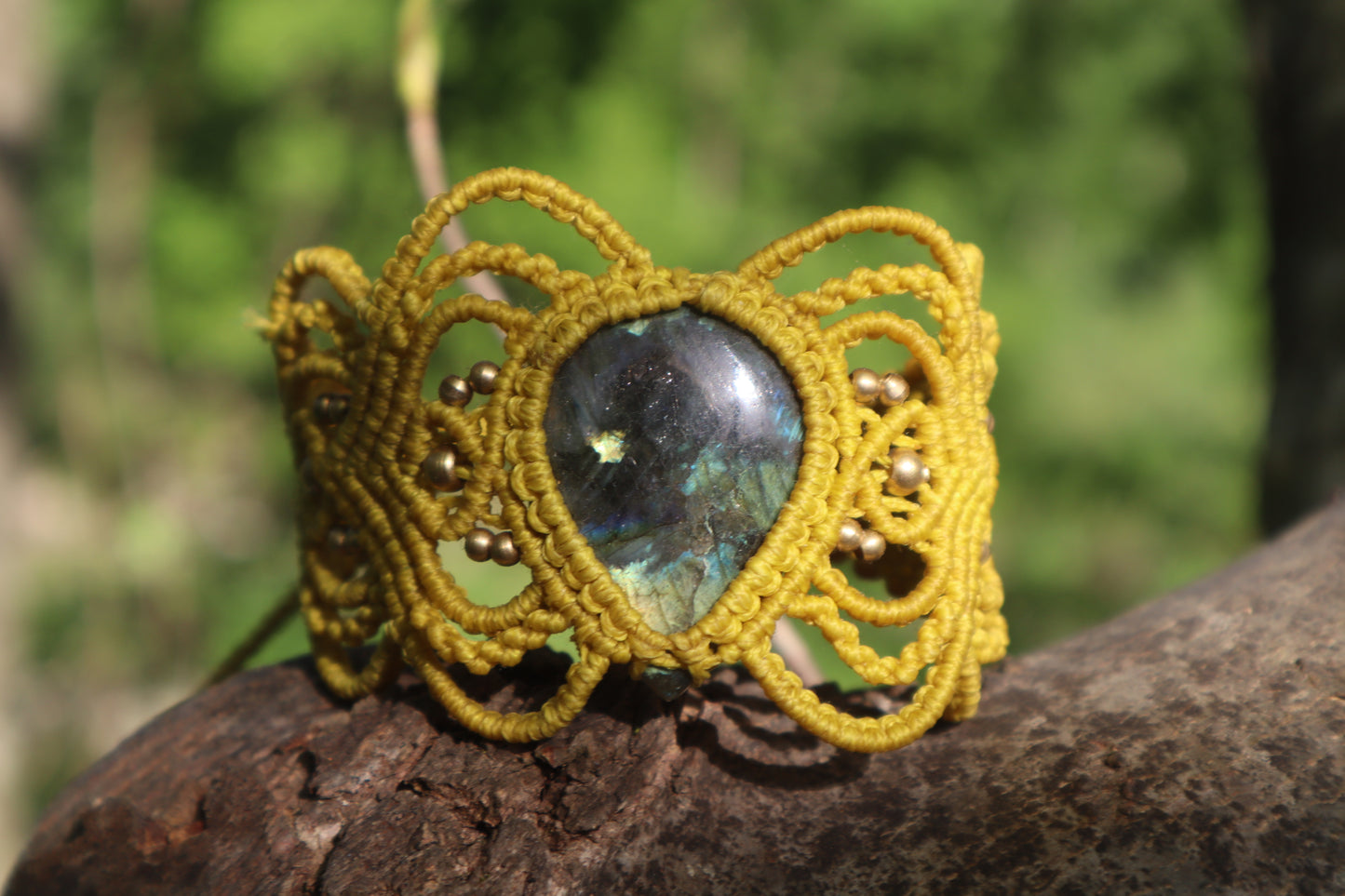 Gelbes mit Macramee Armband eingefasstem Labradorit