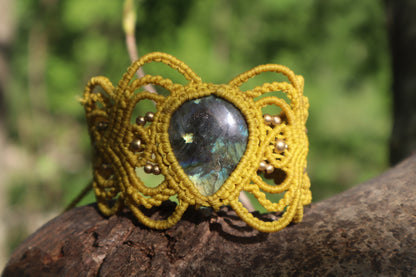 Gelbes mit Macramee Armband eingefasstem Labradorit