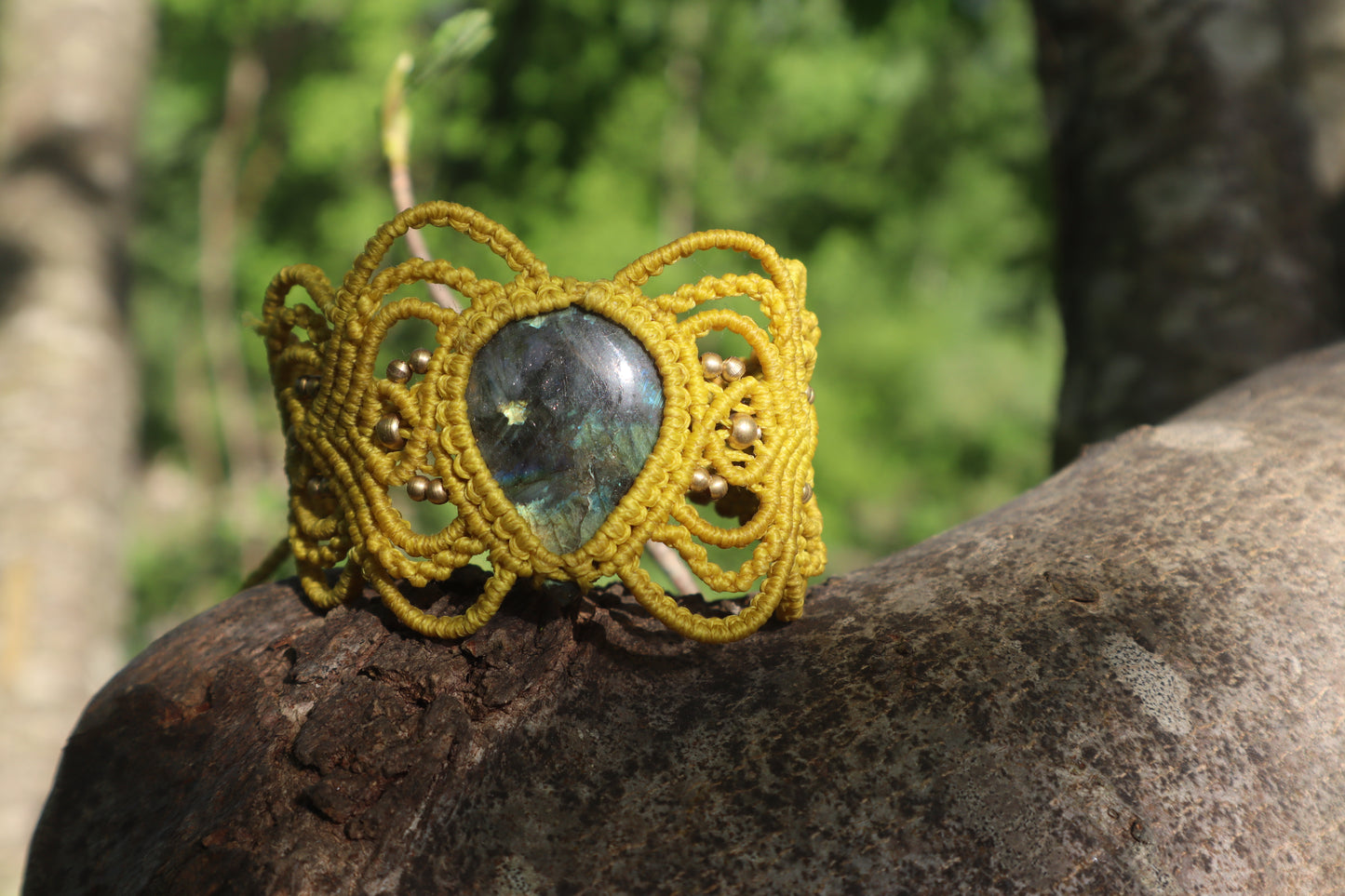 Gelbes mit Macramee Armband eingefasstem Labradorit