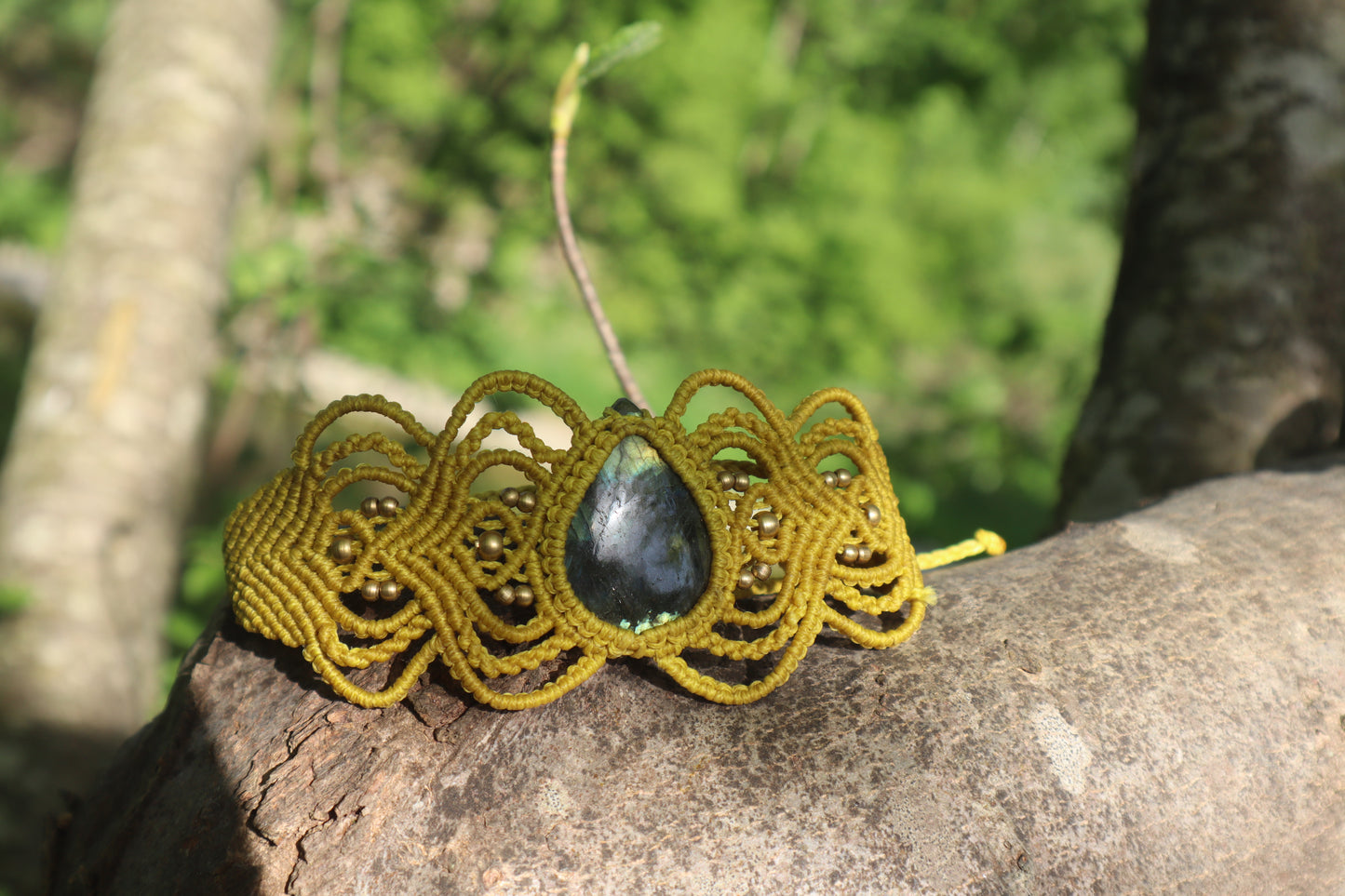 Gelbes mit Macramee Armband eingefasstem Labradorit