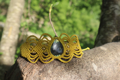 Gelbes mit Macramee Armband eingefasstem Labradorit