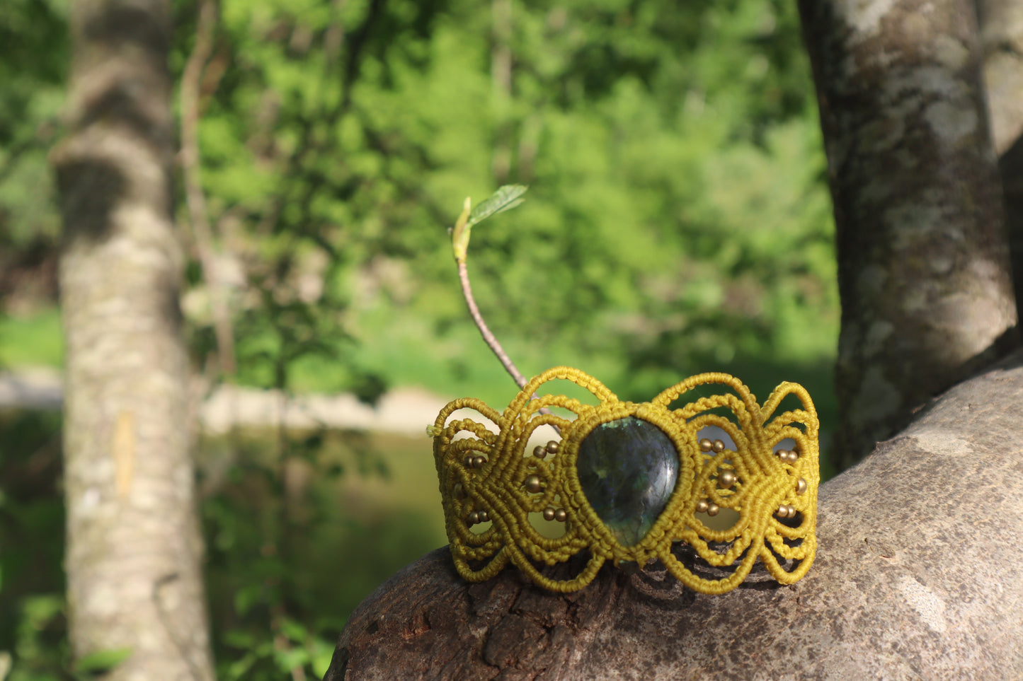 Gelbes mit Macramee Armband eingefasstem Labradorit