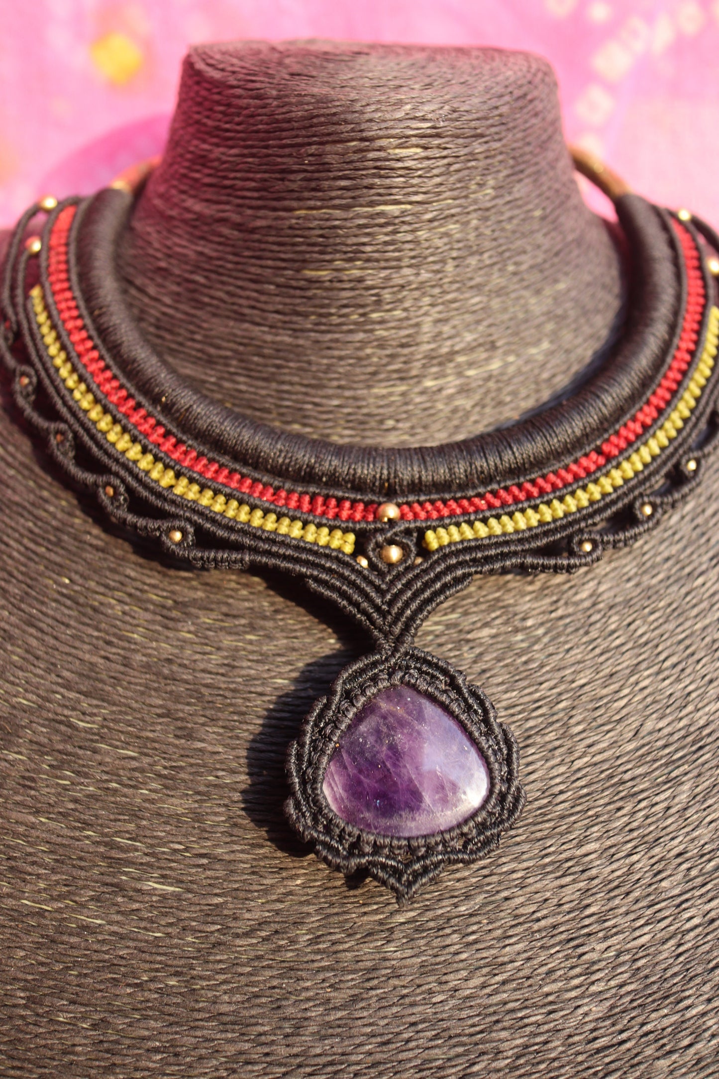 Halsreifen mit Amethyst, Makramee Choker Heilstein, Goa, Elfen Schmuck, Wicca, Ethnochoker, Tribal, Messing Reifen mit Macrame, Festival