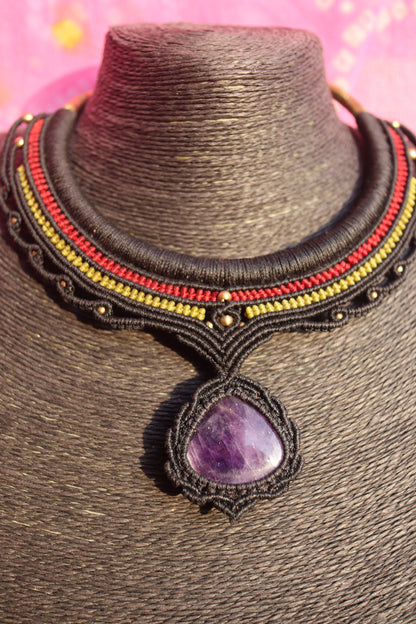 Halsreifen mit Amethyst, Makramee Choker Heilstein, Goa, Elfen Schmuck, Wicca, Ethnochoker, Tribal, Messing Reifen mit Macrame, Festival