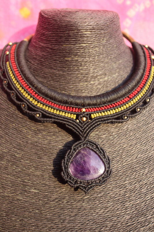 Halsreifen mit Amethyst, Makramee Choker Heilstein, Goa, Elfen Schmuck, Wicca, Ethnochoker, Tribal, Messing Reifen mit Macrame, Festival