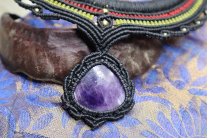 Halsreifen mit Amethyst, Makramee Choker Heilstein, Goa, Elfen Schmuck, Wicca, Ethnochoker, Tribal, Messing Reifen mit Macrame, Festival