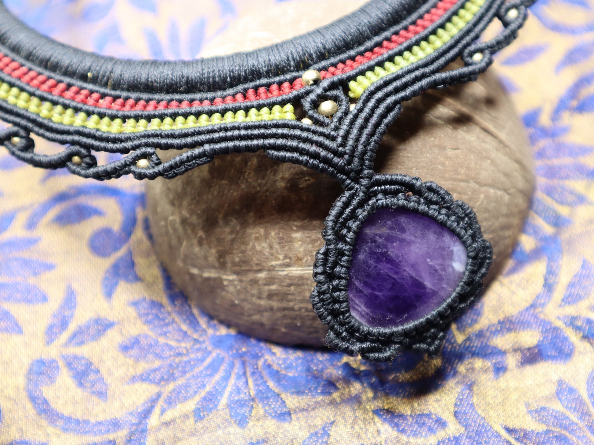 Halsreifen mit Amethyst, Makramee Choker Heilstein, Goa, Elfen Schmuck, Wicca, Ethnochoker, Tribal, Messing Reifen mit Macrame, Festival