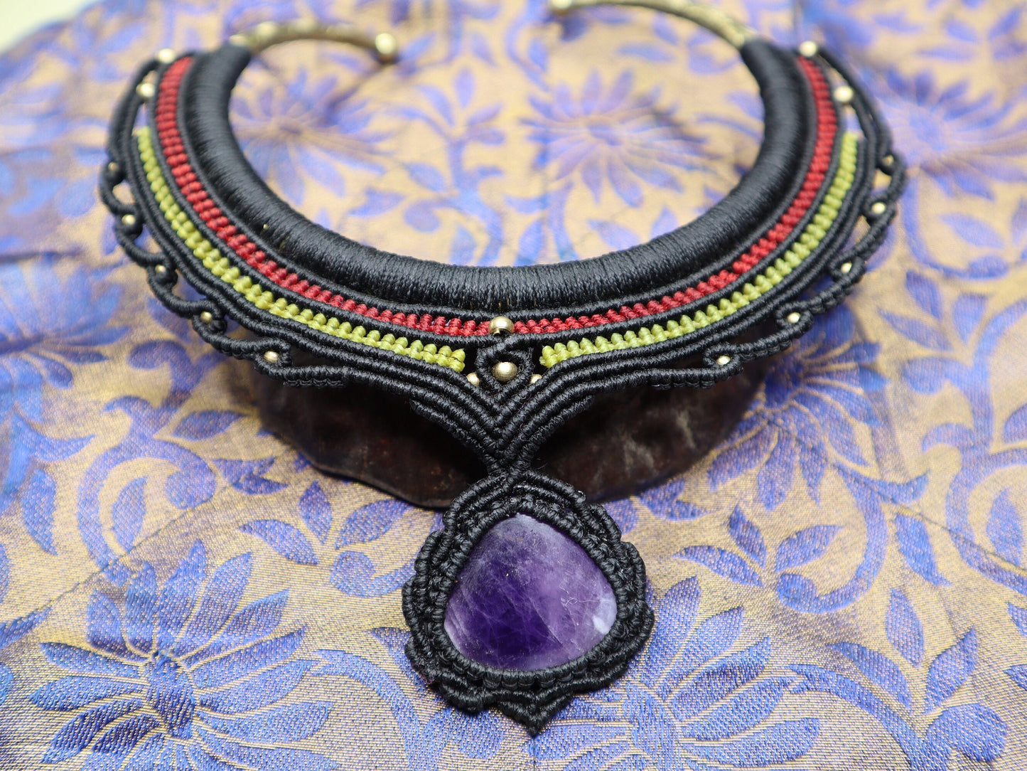 Halsreifen mit Amethyst, Makramee Choker Heilstein, Goa, Elfen Schmuck, Wicca, Ethnochoker, Tribal, Messing Reifen mit Macrame, Festival