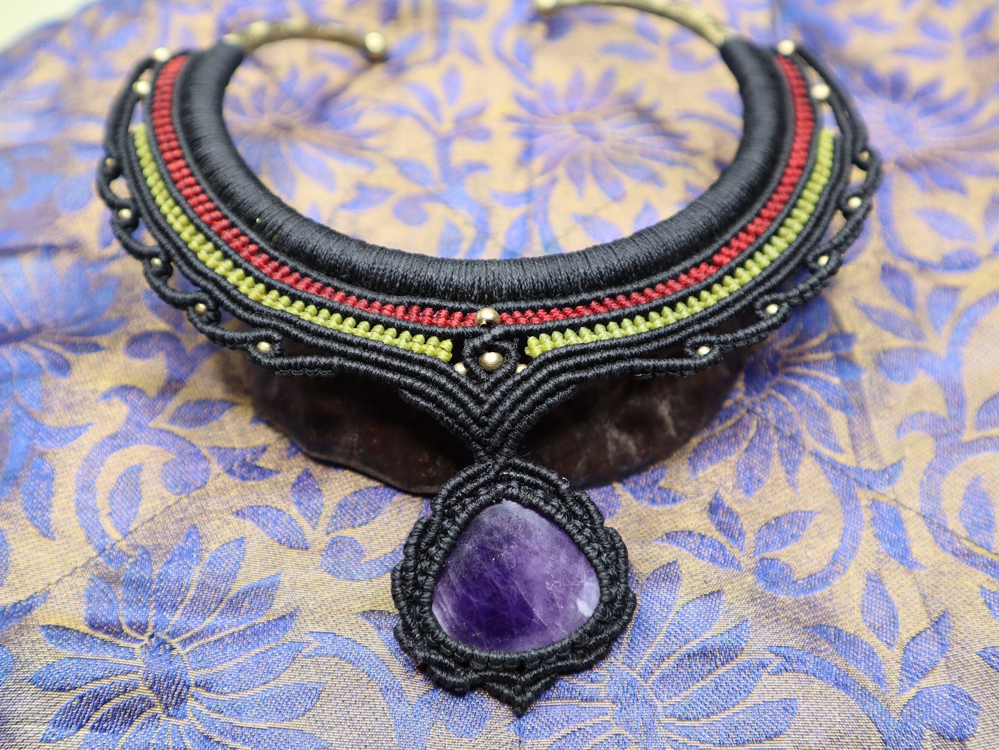 Halsreifen mit Amethyst, Makramee Choker Heilstein, Goa, Elfen Schmuck, Wicca, Ethnochoker, Tribal, Messing Reifen mit Macrame, Festival