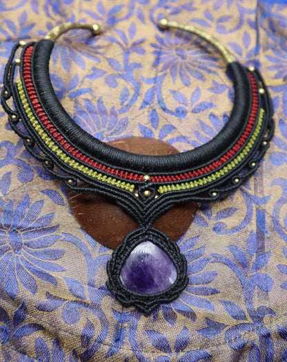 Halsreifen mit Amethyst, Makramee Choker Heilstein, Goa, Elfen Schmuck, Wicca, Ethnochoker, Tribal, Messing Reifen mit Macrame, Festival