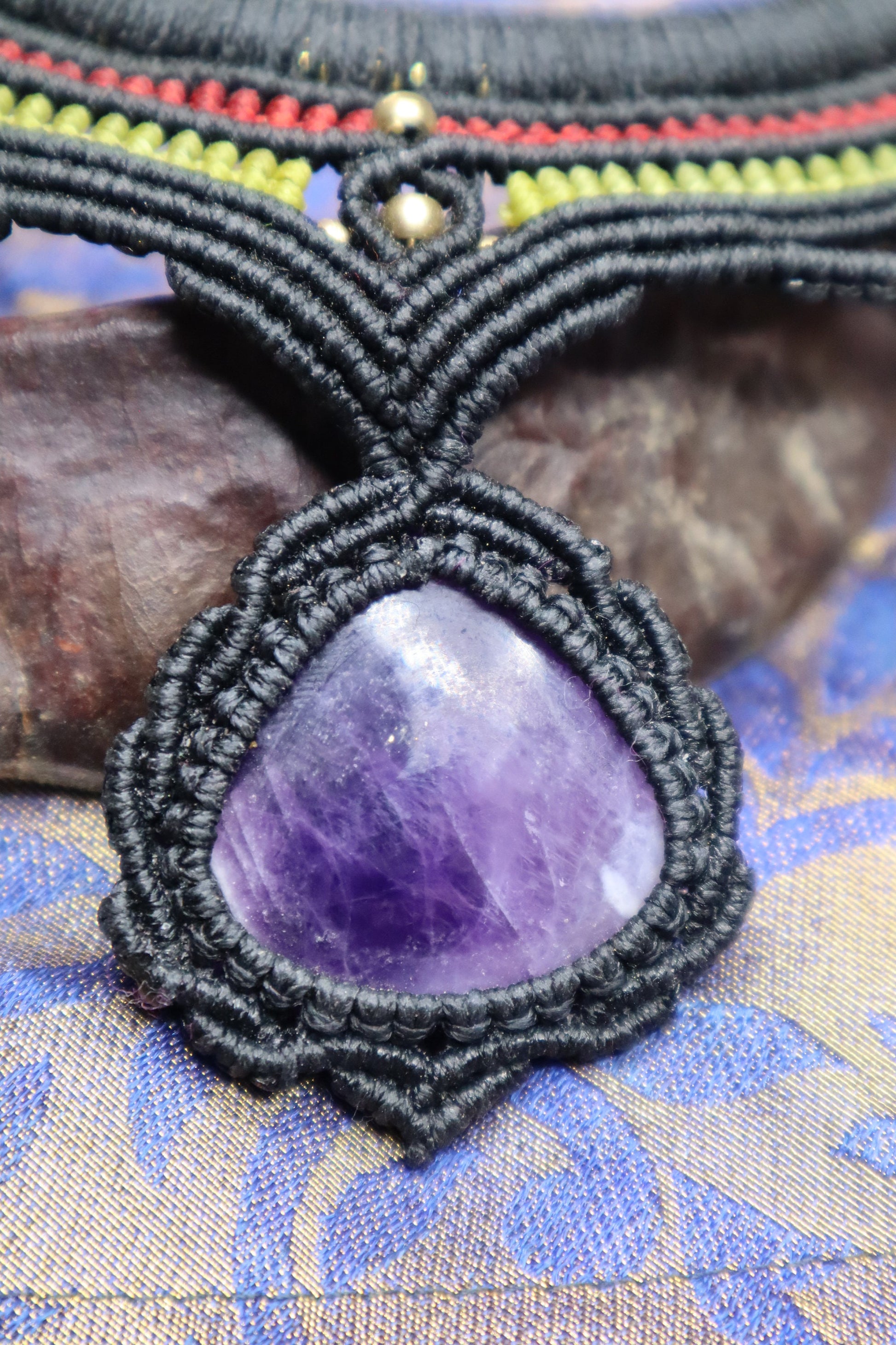 Halsreifen mit Amethyst, Makramee Choker Heilstein, Goa, Elfen Schmuck, Wicca, Ethnochoker, Tribal, Messing Reifen mit Macrame, Festival