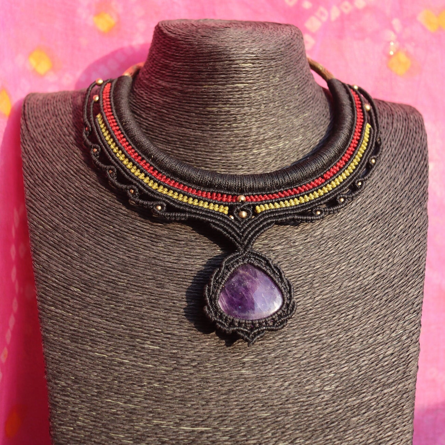 Halsreifen mit Amethyst, Makramee Choker Heilstein, Goa, Elfen Schmuck, Wicca, Ethnochoker, Tribal, Messing Reifen mit Macrame, Festival