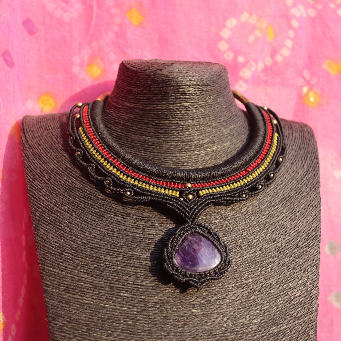 Halsreifen mit Amethyst, Makramee Choker Heilstein, Goa, Elfen Schmuck, Wicca, Ethnochoker, Tribal, Messing Reifen mit Macrame, Festival
