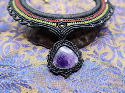 Halsreifen mit Amethyst, Makramee Choker Heilstein, Goa, Elfen Schmuck, Wicca, Ethnochoker, Tribal, Messing Reifen mit Macrame, Festival