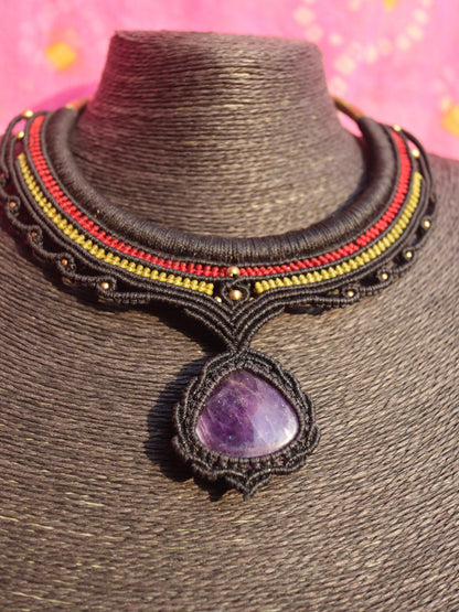 Halsreifen mit Amethyst, Makramee Choker Heilstein, Goa, Elfen Schmuck, Wicca, Ethnochoker, Tribal, Messing Reifen mit Macrame, Festival
