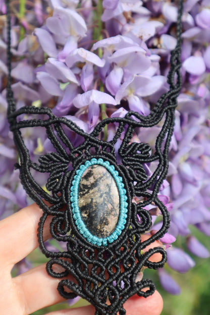Bezauberndes schwarzes Makramee Collier mit Rhodonit