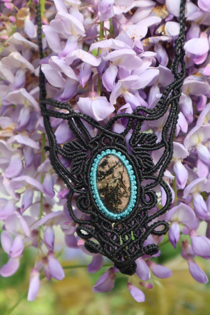 Bezauberndes schwarzes Makramee Collier mit Rhodonit