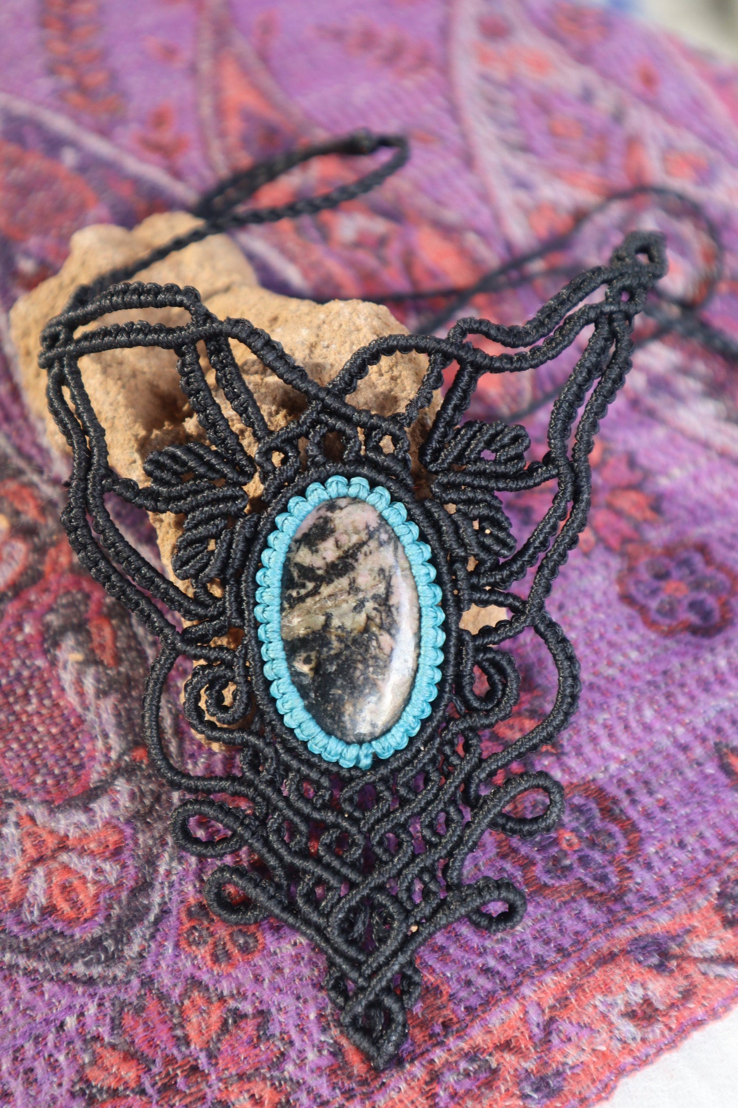 Bezauberndes schwarzes Makramee Collier mit Rhodonit