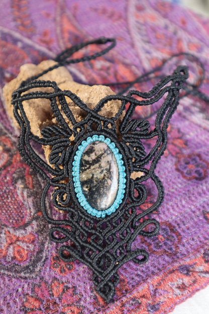 Bezauberndes schwarzes Makramee Collier mit Rhodonit