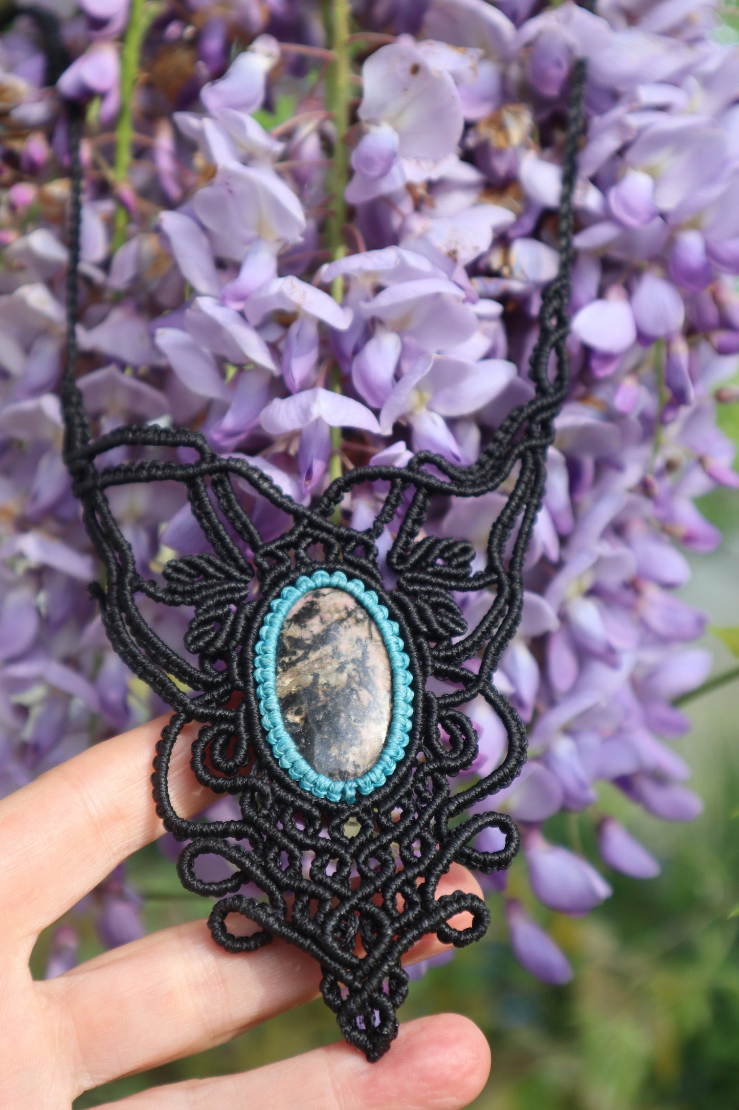 Bezauberndes schwarzes Makramee Collier mit Rhodonit