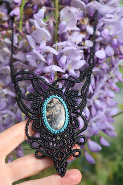 Bezauberndes schwarzes Makramee Collier mit Rhodonit
