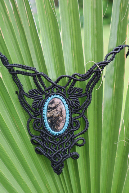 Bezauberndes schwarzes Makramee Collier mit Rhodonit