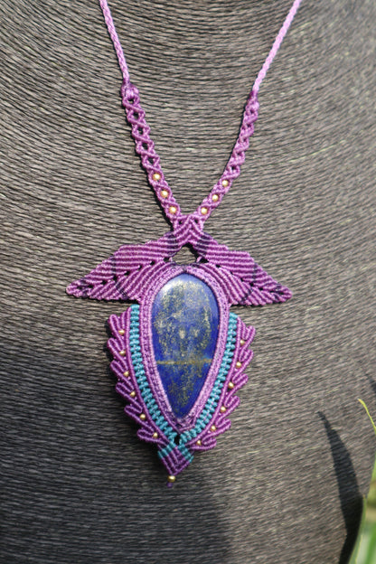 Violette  Makramee Kette  mit schönem Lapislazuli