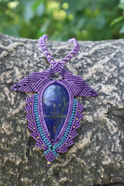 Violette  Makramee Kette  mit schönem Lapislazuli