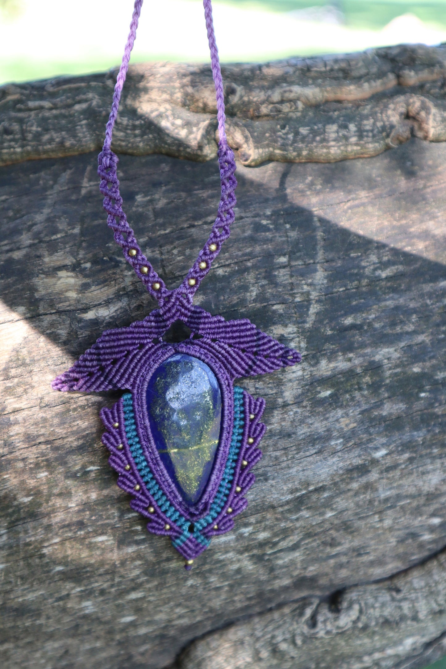 Violette  Makramee Kette  mit schönem Lapislazuli