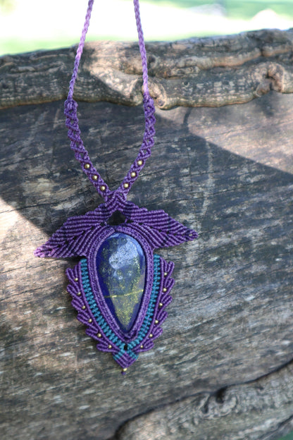 Violette  Makramee Kette  mit schönem Lapislazuli