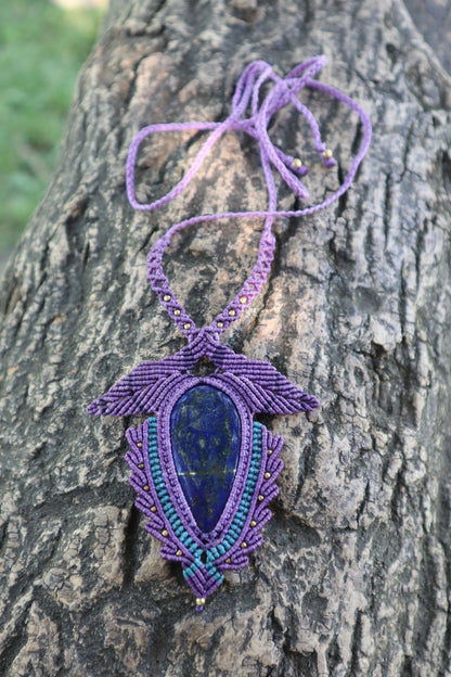 Violette  Makramee Kette  mit schönem Lapislazuli