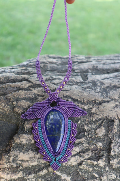 Violette  Makramee Kette  mit schönem Lapislazuli