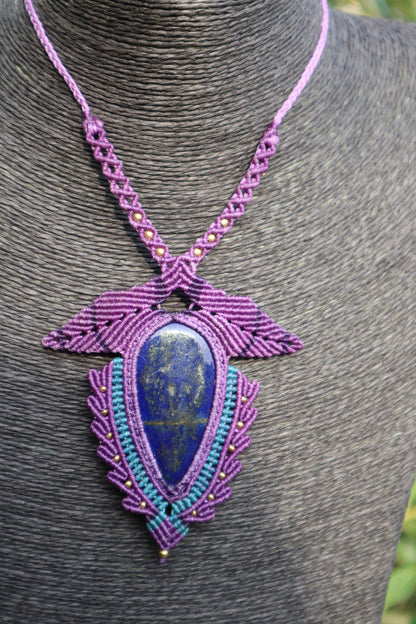 Violette  Makramee Kette  mit schönem Lapislazuli