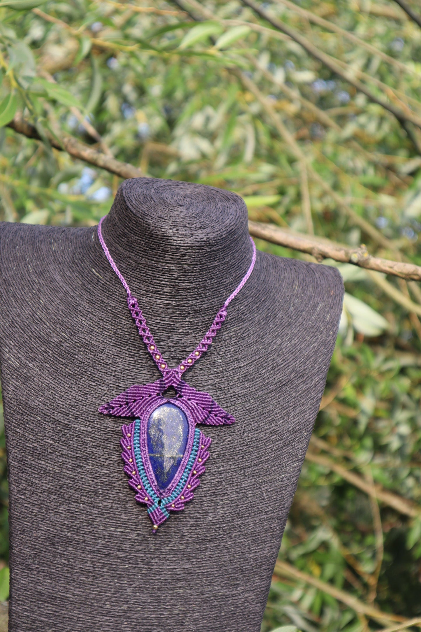 Violette  Makramee Kette  mit schönem Lapislazuli