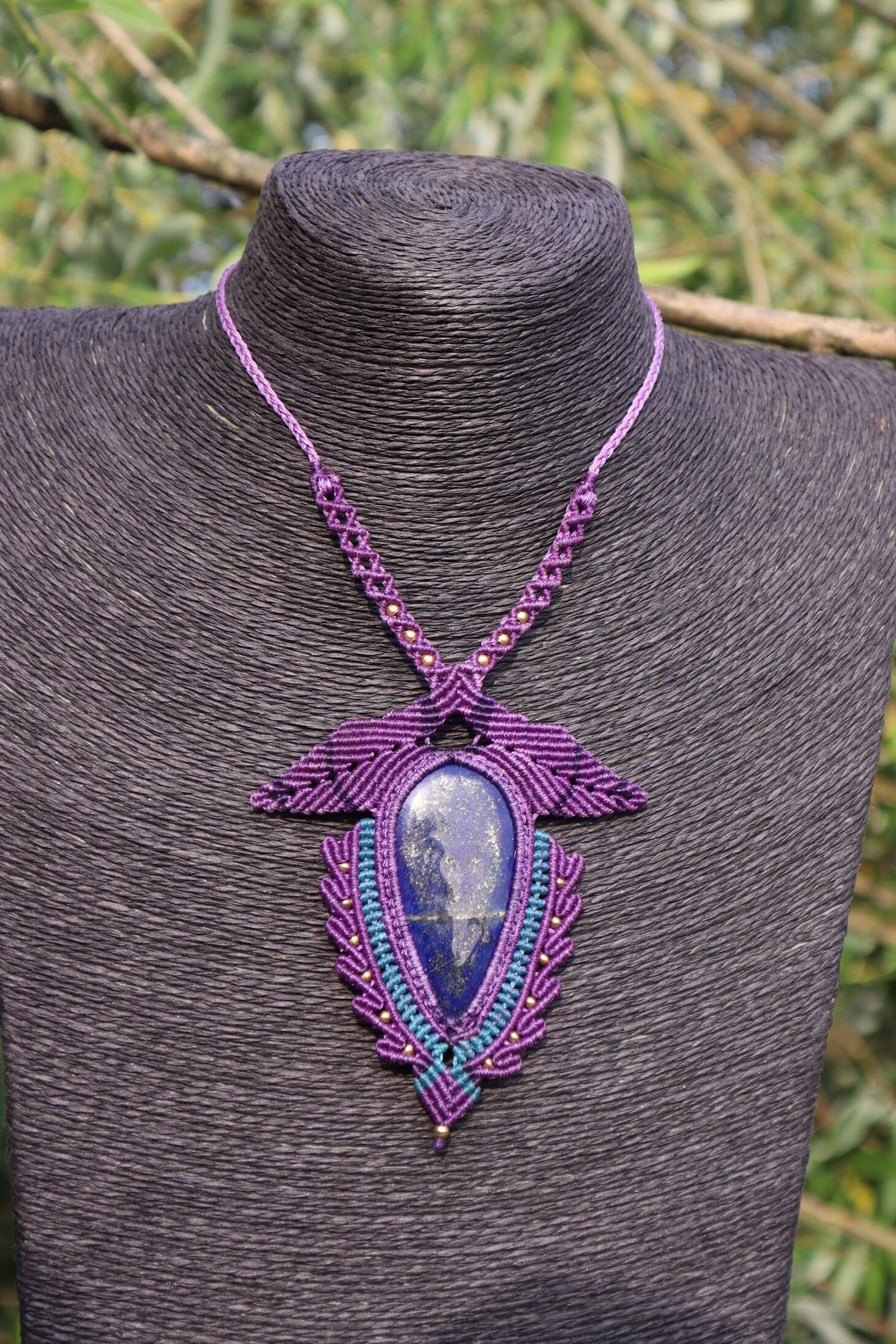 Violette  Makramee Kette  mit schönem Lapislazuli