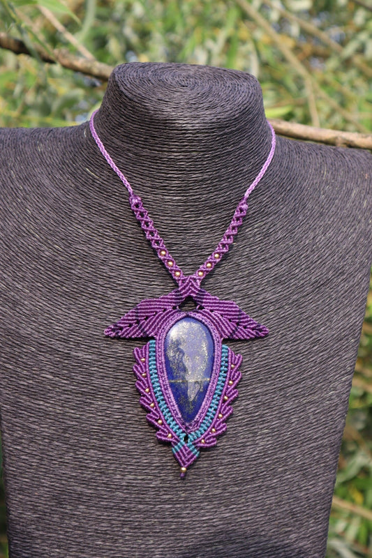 Violette  Makramee Kette  mit schönem Lapislazuli