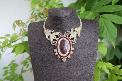 Makramee Collier mit dunkelrotem Goldfluss Stein, weiß und rot