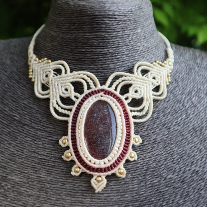 Makramee Collier mit dunkelrotem Goldfluss Stein, weiß und rot