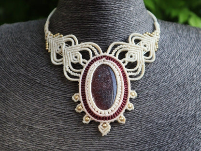 Makramee Collier mit dunkelrotem Goldfluss Stein, weiß und rot