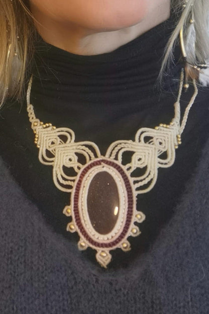 Makramee Collier mit dunkelrotem Goldfluss Stein, weiß und rot