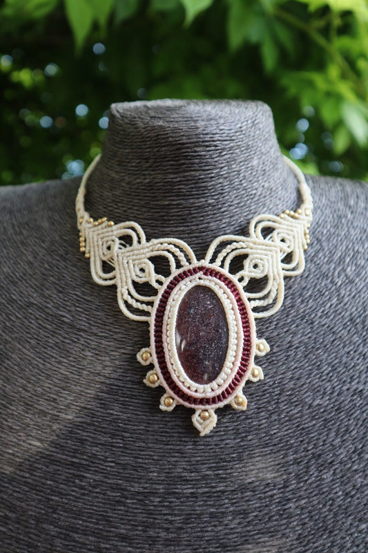 Makramee Collier mit dunkelrotem Goldfluss Stein, weiß und rot