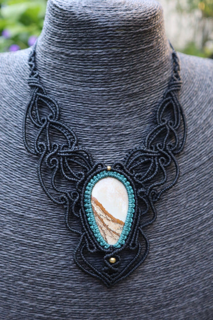Schwarzes Makramee Collier mit Jaspis