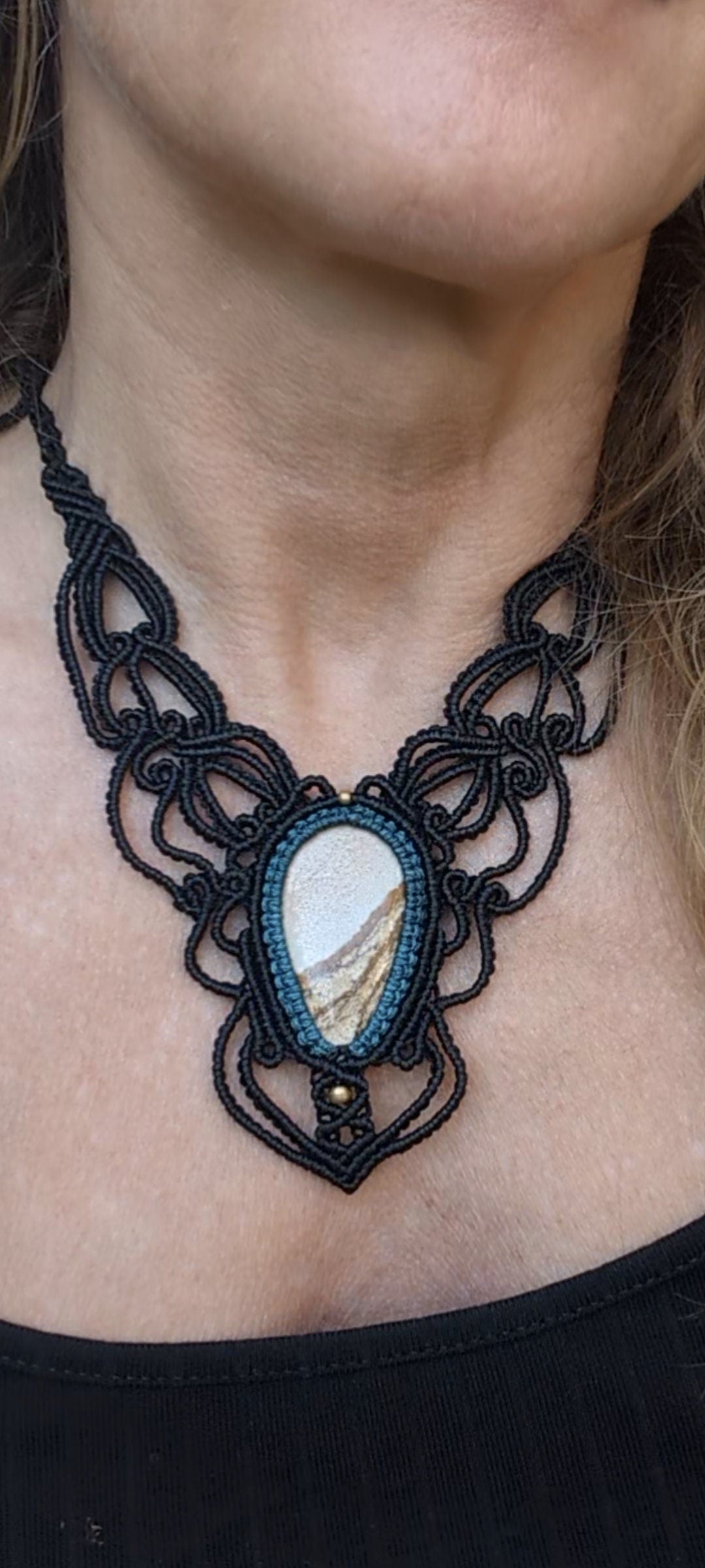Schwarzes Makramee Collier mit Jaspis