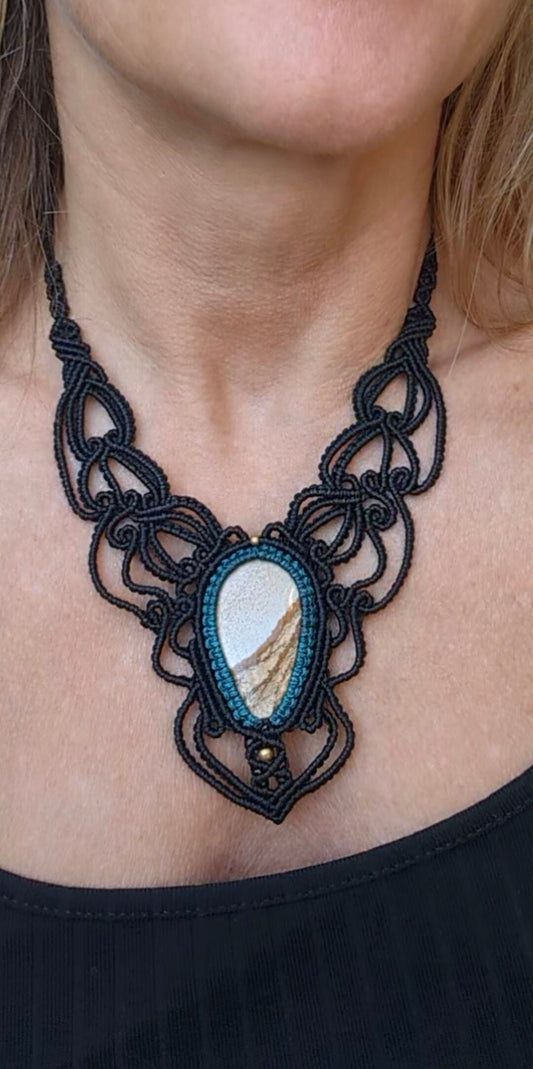 Schwarzes Makramee Collier mit Jaspis
