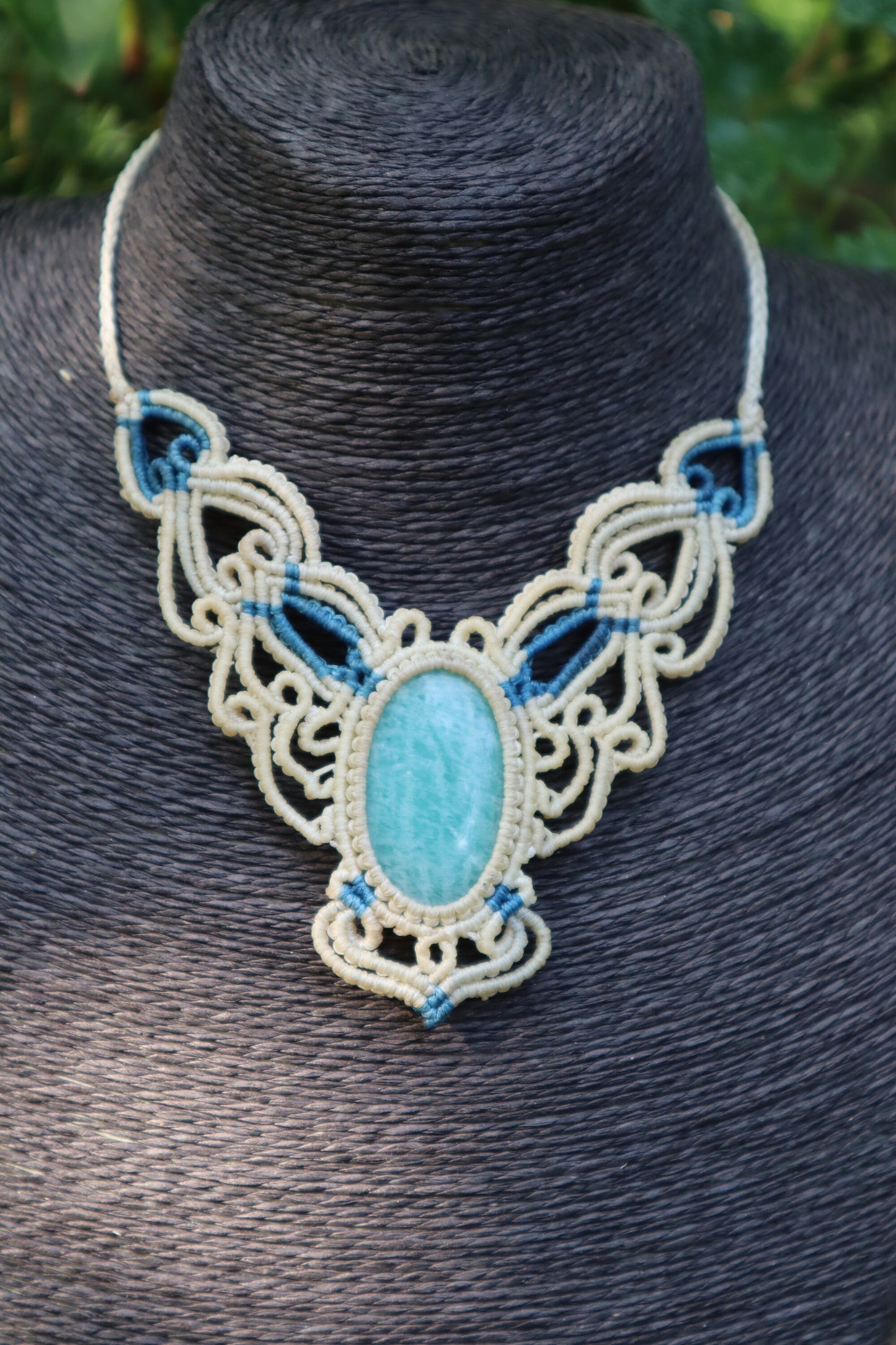 Weißblaues Makramee Collier mit Amazonit