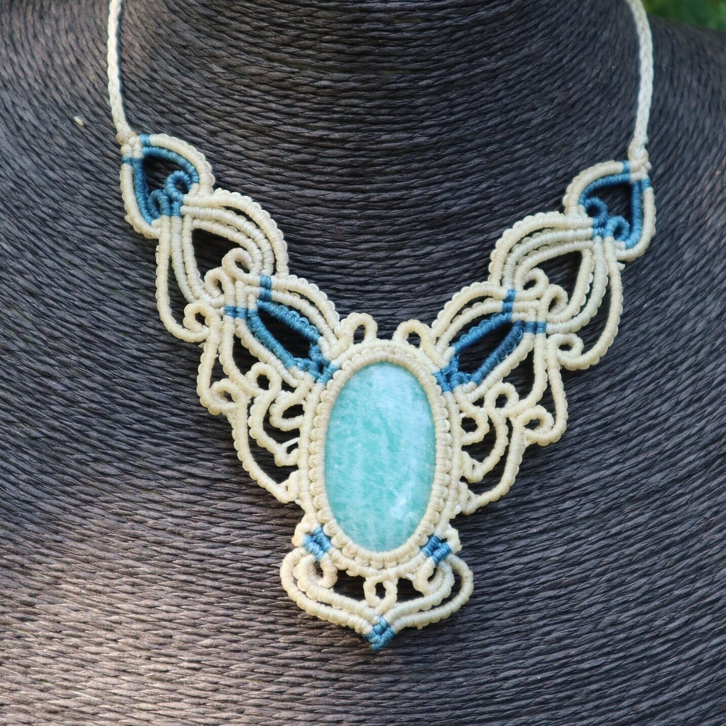 Weißblaues Makramee Collier mit Amazonit