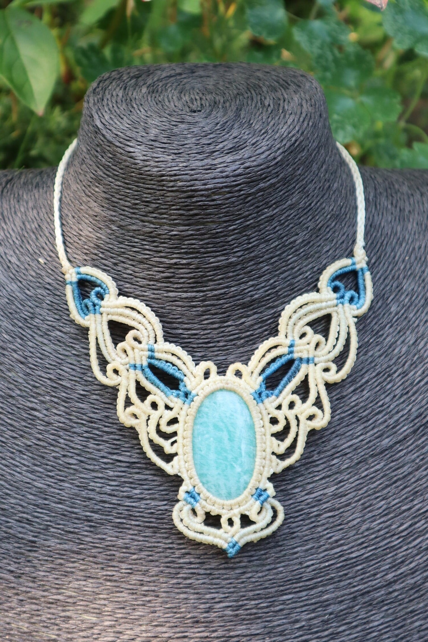 Weißblaues Makramee Collier mit Amazonit