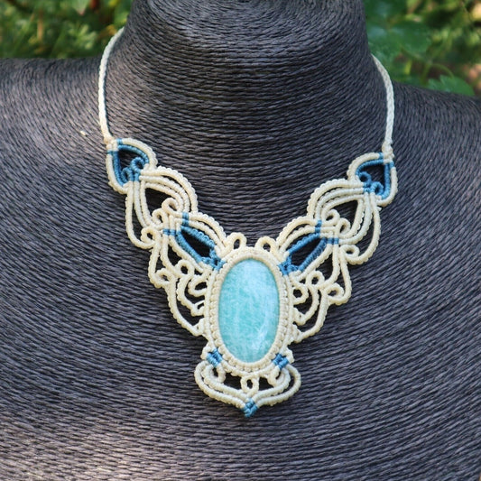 Weißblaues Makramee Collier mit Amazonit