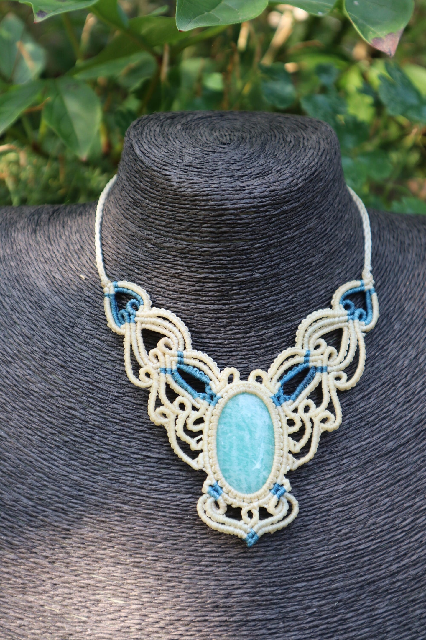 Weißblaues Makramee Collier mit Amazonit
